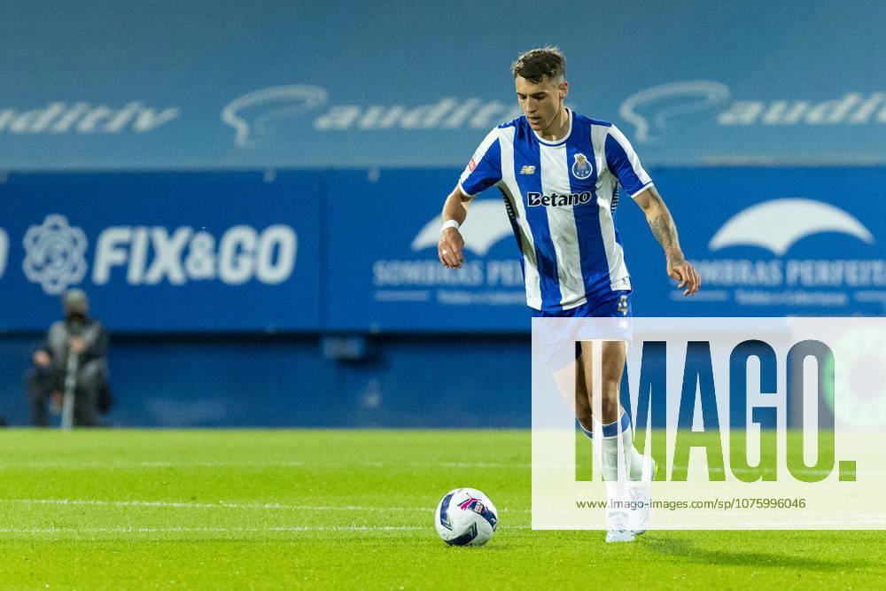 Porto defender from Poland JAKUB KIWIOR (4) in action during the game of Matchday 29 of the Liga Portugal Betclic between Estoril and Porto at Estadio Antonio Coimbra da Mota Estoril Portugal - ZUMAs359 20260412_zsp_s359_043
