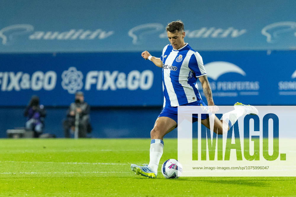 Porto defender from Poland JAKUB KIWIOR (4) in action during the game of Matchday 29 of the Liga Portugal Betclic between Estoril and Porto at Estadio Antonio Coimbra da Mota Estoril Portugal - ZUMAs359 20260412_zsp_s359_044