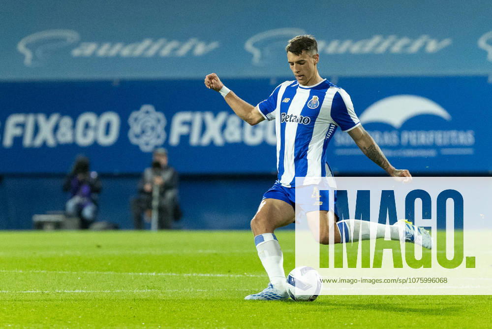 Porto defender from Poland JAKUB KIWIOR (4) in action during the game of Matchday 29 of the Liga Portugal Betclic between Estoril and Porto at Estadio Antonio Coimbra da Mota Estoril Portugal - ZUMAs359 20260412_zsp_s359_045