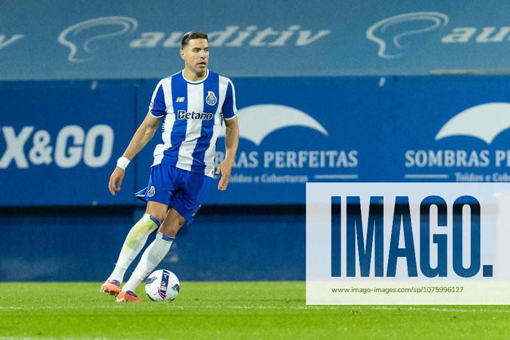 Porto defender from Poland JAN BEDNAREK (5) in action during the game of Matchday 29 of the Liga Portugal Betclic between Estoril and Porto at Estadio Antonio Coimbra da Mota Estoril Portugal - ZUMAs359 20260412_zsp_s359_049