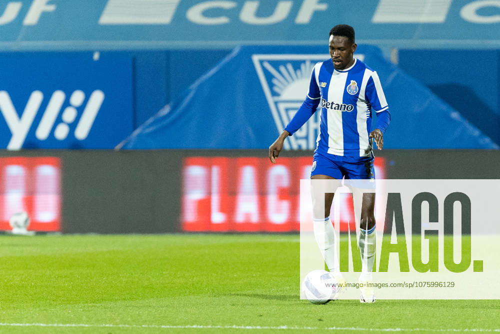 Porto defender from Nigeria ZAIDU SANUSI (12) in action during the game of Matchday 29 of the Liga Portugal Betclic between Estoril and Porto at Estadio Antonio Coimbra da Mota Estoril Portugal - ZUMAs359 20260412_zsp_s359_051