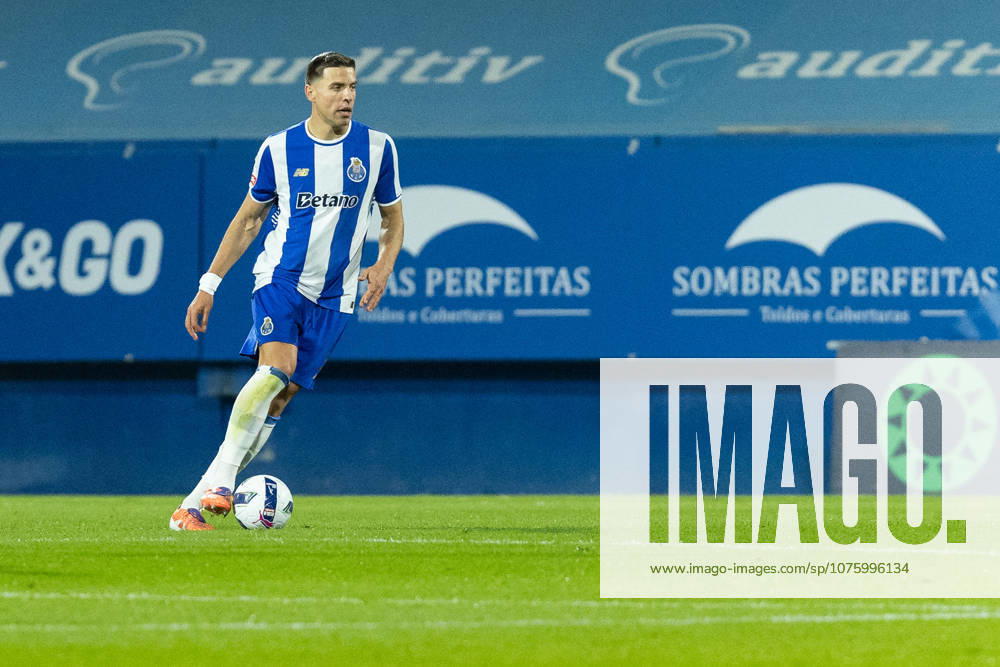 Porto defender from Poland JAN BEDNAREK (5) in action during the game of Matchday 29 of the Liga Portugal Betclic between Estoril and Porto at Estadio Antonio Coimbra da Mota Estoril Portugal - ZUMAs359 20260412_zsp_s359_050