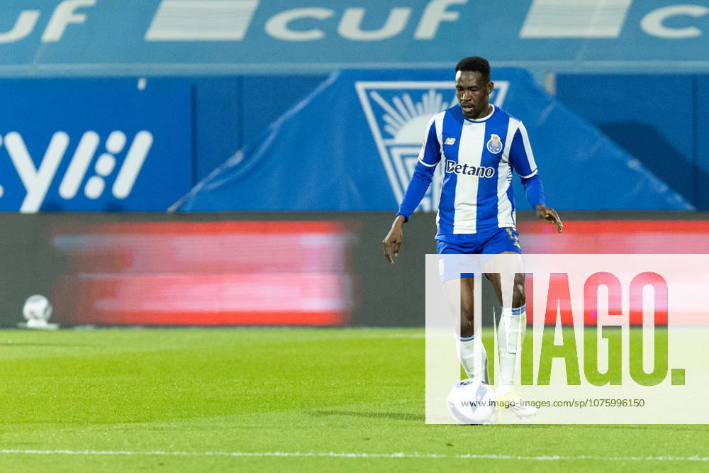 Porto defender from Nigeria ZAIDU SANUSI (12) in action during the game of Matchday 29 of the Liga Portugal Betclic between Estoril and Porto at Estadio Antonio Coimbra da Mota Estoril Portugal - ZUMAs359 20260412_zsp_s359_052