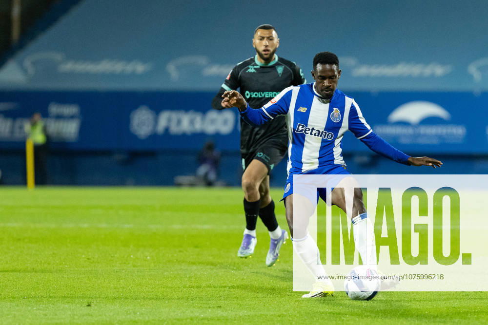 Porto defender from Nigeria ZAIDU SANUSI (12) in action during the game of Matchday 29 of the Liga Portugal Betclic between Estoril and Porto at Estadio Antonio Coimbra da Mota Estoril Portugal - ZUMAs359 20260412_zsp_s359_055