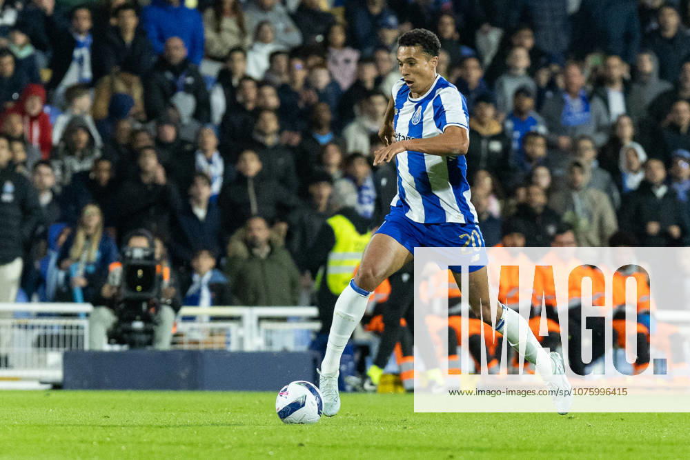 Porto defender from Portugal ALBERTO COSTA (20) in action during the game of Matchday 29 of the Liga Portugal Betclic between Estoril and Porto at Estadio Antonio Coimbra da Mota Estoril Portugal - ZUMAs359 20260412_zsp_s359_067