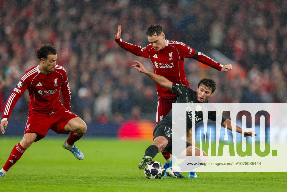 Football - UEFA Champions League - Quarter-Final - 2nd Leg - Liverpool FC v Paris Saint-Germain FC LIVERPOOL, ENGLAND - Tuesday, April 14, 2026: Liverpool s Florian Wirtz is challenged by Paris Saint-Germain s Joao Neves (R) during the UEFA Champions League Quarter-Final 2nd Leg match between Liverpool FC and Paris Saint-Germain FC at Anfield. (Photo by David Rawcliffe Propaganda) LIVERPOOL Anfield MERSEYSIDE ENGLAND