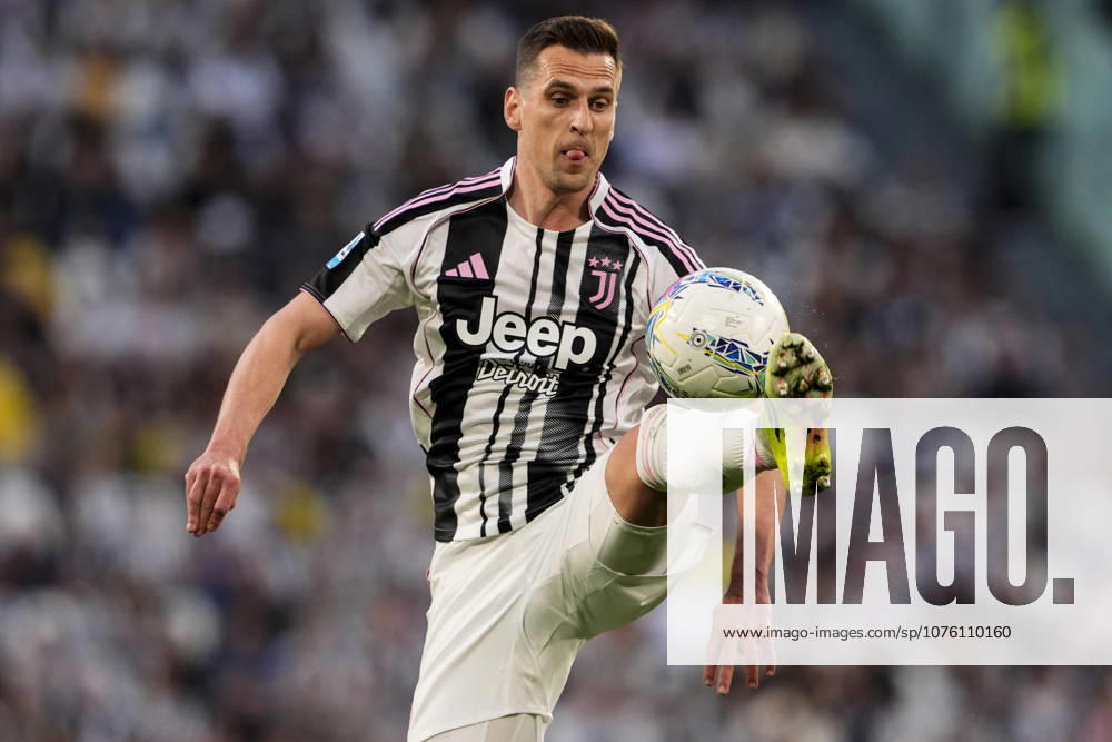 Juventus Arkadiusz Milik during the Serie A soccer match between Juventus Fc and Genoa the Juventus Stadium in Turin, north west Italy - April 6, 2026. - Soccer