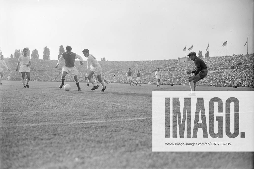 FOOT EUROPEAN CUP OF CLUBS CHAMPIONS 1959 Just Fontaine REAL MADRID REIMS 2 0 NECKARSTADION STUTTGART GERMANY 03 06 1959 Mi STUTTGART NECKARSTADION Germany GermanyxJapanxUKxFrancexBelgiumxOUT
