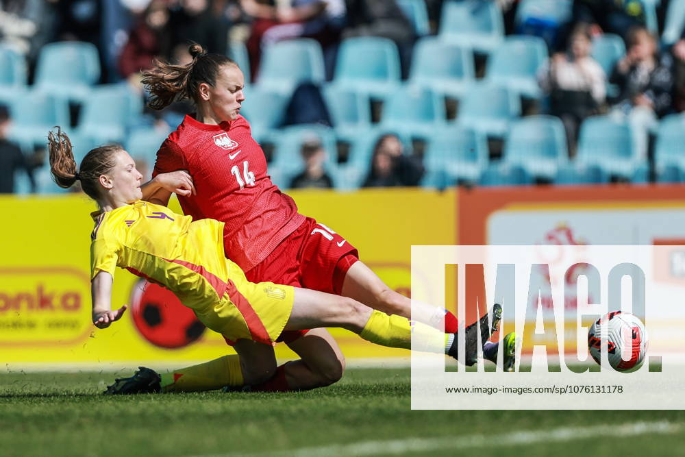 GNIEZNO STADION MIEJSKI PILKA NOZNA KOBIET ( FOOTBALL QUALIFICATIONS UEFA WOMENS UNDER-19 CHAMPIONSHIP GAME POLAND - BELGIUM ), KWALIFIKACJE MIISTRZOSTWA EUROPU U-19 KOBIET MECZ POLSKA - BELGIA NZ. (L) CHIONNE BONNY , (R) OLIWIA ZWIAZEK FOTO JAKUB PIASECKI CYFRASPORT NEWSPIX.PL --- newspix.pl POLAND OUT!