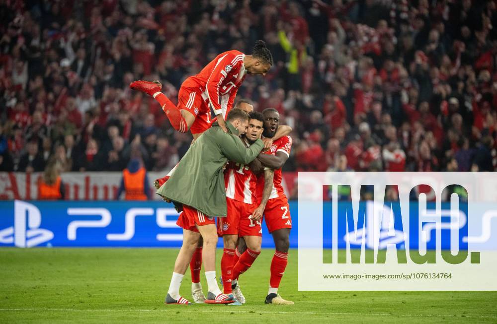 Soccer, Men, 2025 2026 season, Champions League quarter-final, second leg , FC Bayern Munich Real Madrid, f l Michael Olise Bayern Munich , Josip Stanisic Bayern Munich , Luis Diaz Bayern Munich , Dayot Upamecano Bayern Munich , cheering after scoring 3 3, 15 04 2026,