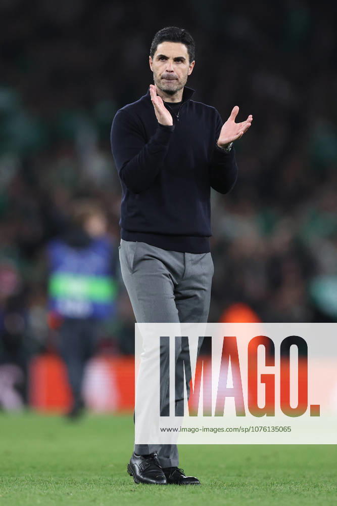 London, England, 15th April 2026. Mikel Arteta manager of Arsenal applauds the fans after the Arsenal vs Sporting Lisbon UEFA Champions League quarter final 2nd leg match at the Emirates Stadium, London. Picture credit should read: David Klein Sportimage . SPI_070_DK_Arsenal_Sporting_Lisbon SPI-4686-0070