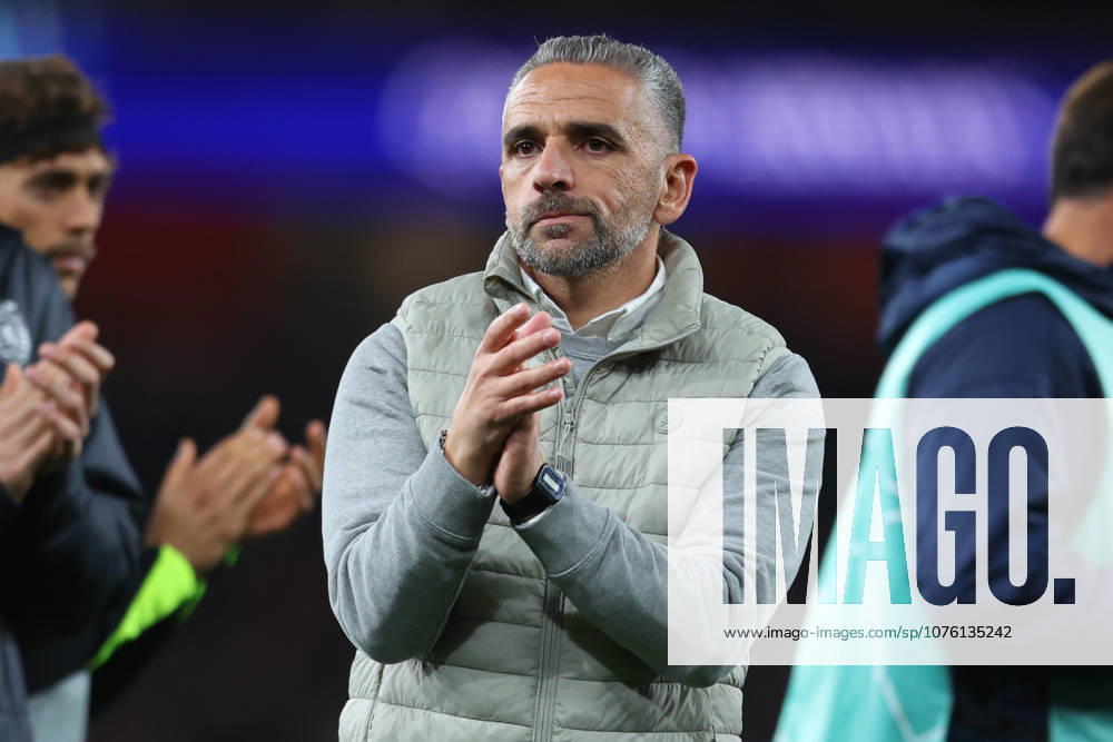 Arsenal FC v Sporting Clube de Portugal - UEFA Champions League 2025 26 Quarter-Final Second Leg Rui Borges head coach of Sporting Clube de Portugal applauds the fans after the UEFA Champions League 2025 26 Quarter-Final Second Leg match between Arsenal FC and Sporting Clube de Portugal at Arsenal Stadium on April 15, 2026 in London, England. WARNING! This Photograph May Only Be Used For Newspaper And Or Magazine Editorial Purposes. May Not Be Used For Publications Involving 1 player, 1 Club Or 1 Competition Without Written Authorisation From Football DataCo Ltd. For Any Queries, Please Contact Football DataCo Ltd on +44 (0) 207 864 9121 London Arsenal Stadium England United Kingdom