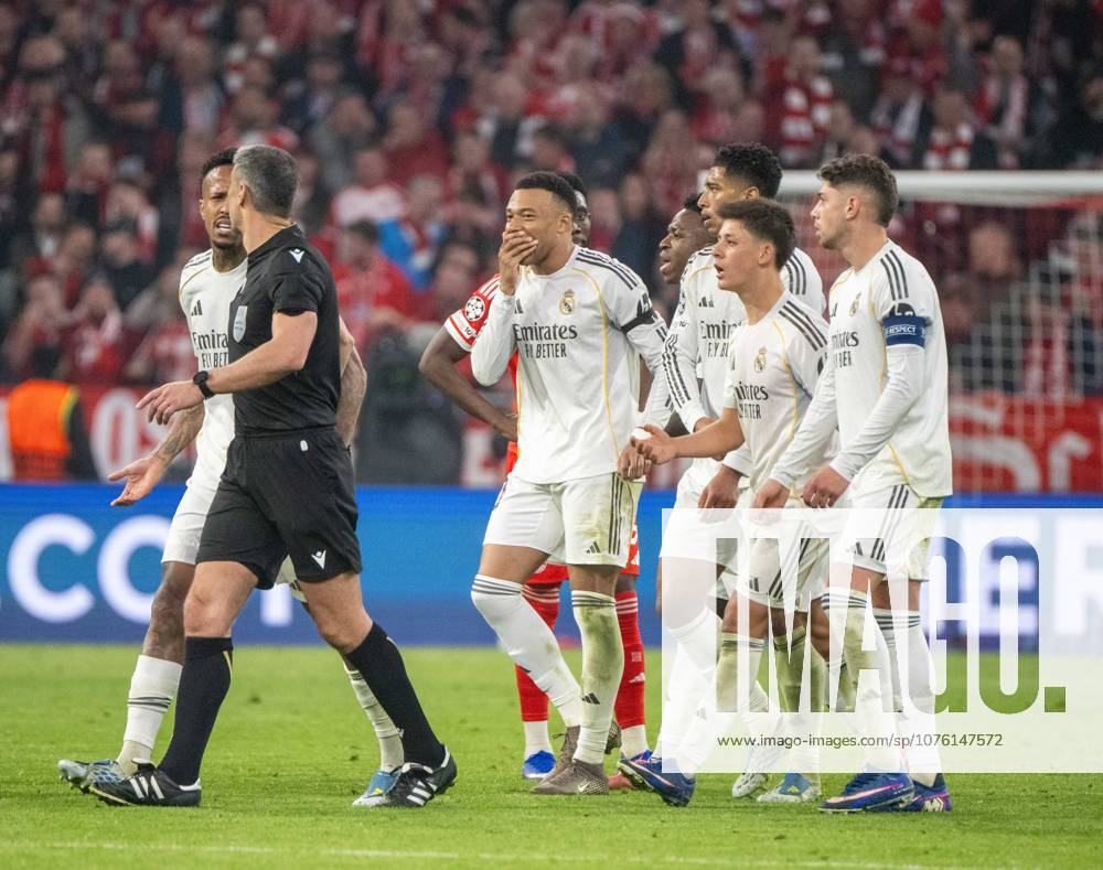 Soccer, Men, 2025 2026 season, Champions League quarter-final, second leg , FC Bayern Munich Real Madrid, Kylian Mbappe Real Madrid laughs at referee Slavko Vincic after sending off Eduardo Camavinga not pictured, Real Madrid, 15 04 2026,