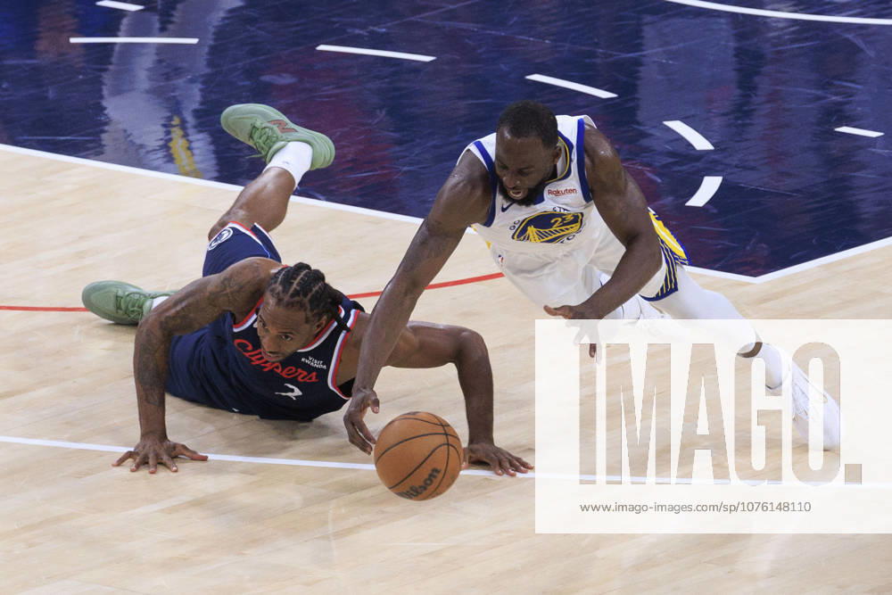 Draymond Green 23 of the Golden State Warriors steals the ball from Kawhi Leonard 2 of the Los Angeles Clippers after slipping on the floor during their NBA, Basketball Herren, USA Play-In Tournament game on Wednesday April 15, 2026 at Intuit Dome Arena in Inglewood, California. Warriors defeat Clippers, 126-121. ARIANA RUIZ PI Inglewood USA - ZUMAp124 20260415_zaa_p124_062