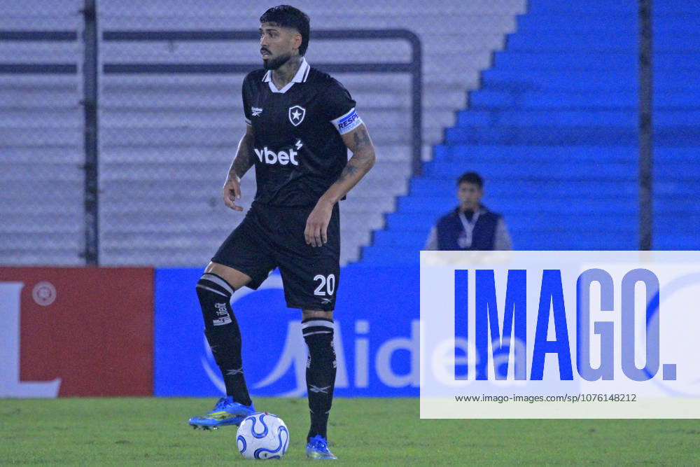 15th April 2026; Presidente Peron Stadium, Buenos Aires, Argentina; Copa Sudamericana Football Racing versus Botafogo; Alexander Barboza of Botafogo controls the ball PoolxPelaezxBurga DiaEsportivo