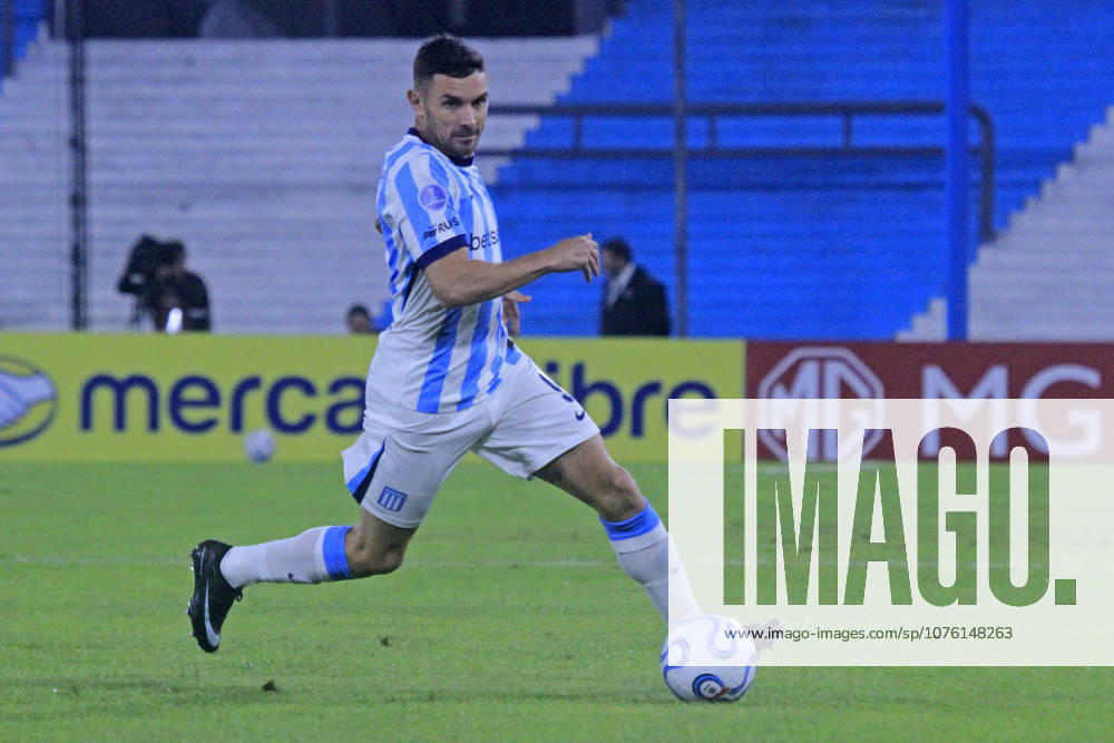 15th April 2026; Presidente Peron Stadium, Buenos Aires, Argentina; Copa Sudamericana Football Racing versus Botafogo; Adrian Martinez of Racing runs with the ball PoolxPelaezxBurga DiaEsportivo