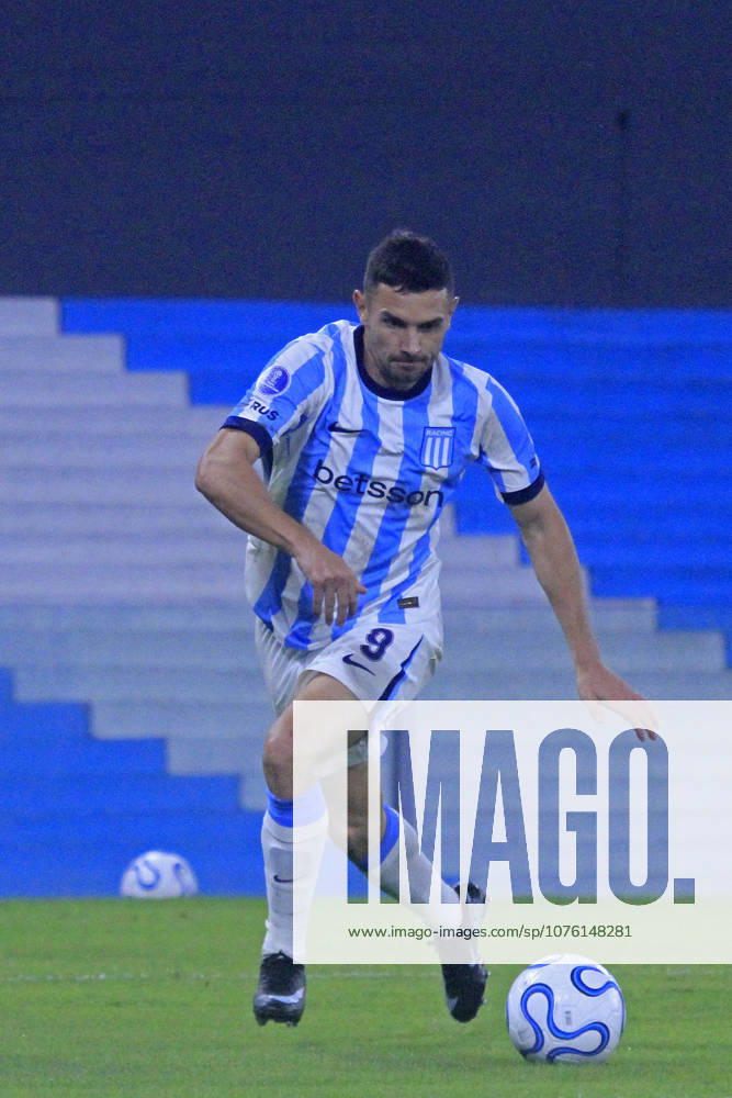15th April 2026; Presidente Peron Stadium, Buenos Aires, Argentina; Copa Sudamericana Football Racing versus Botafogo; Adrian Martinez of Racing runs with the ball PoolxPelaezxBurga DiaEsportivo