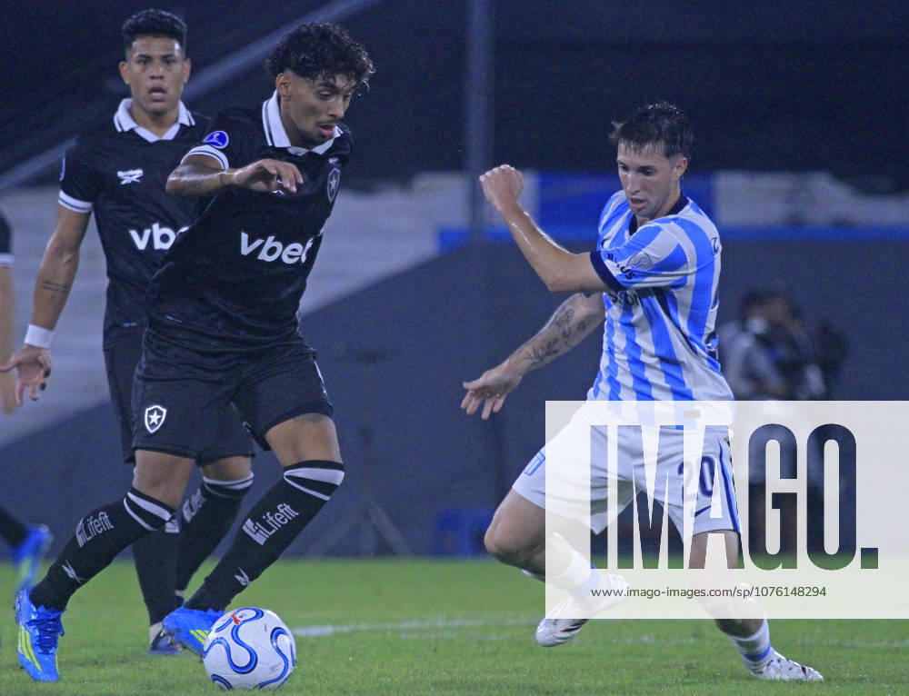 15th April 2026; Presidente Peron Stadium, Buenos Aires, Argentina; Copa Sudamericana Football Racing versus Botafogo; Baltasar Rodr& xed;guez of Racing battles for possession with Cristian Medina of Botafogo PoolxPelaezxBurga DiaEsportivo