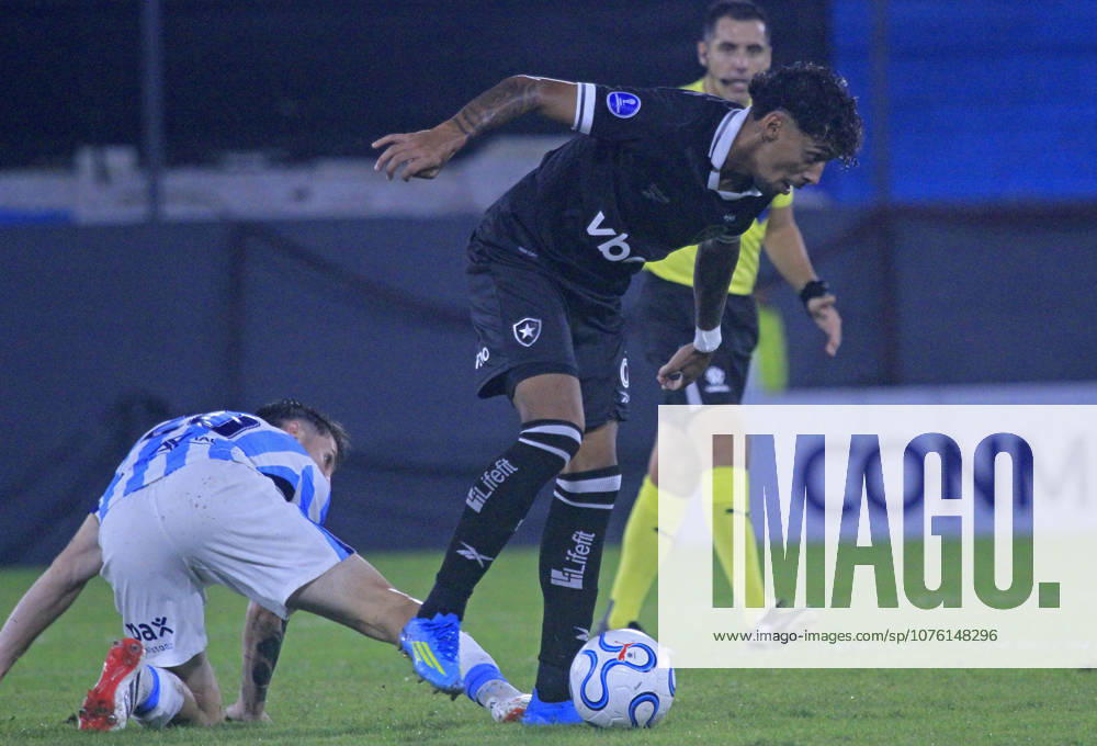 15th April 2026; Presidente Peron Stadium, Buenos Aires, Argentina; Copa Sudamericana Football Racing versus Botafogo; Baltasar Rodriguez of Racing battles for possession with Cristian Medina of Botafogo PoolxPelaezxBurga DiaEsportivo