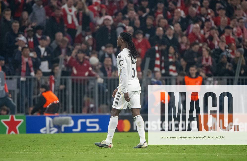 Soccer, Men, 2025 2026 season, Champions League quarter-final, second leg , FC Bayern Munich Real Madrid 4 3 , Eduardo Camavinga Real Madrid saw the yellow red card, he leaves the pitch, 15 04 2026,