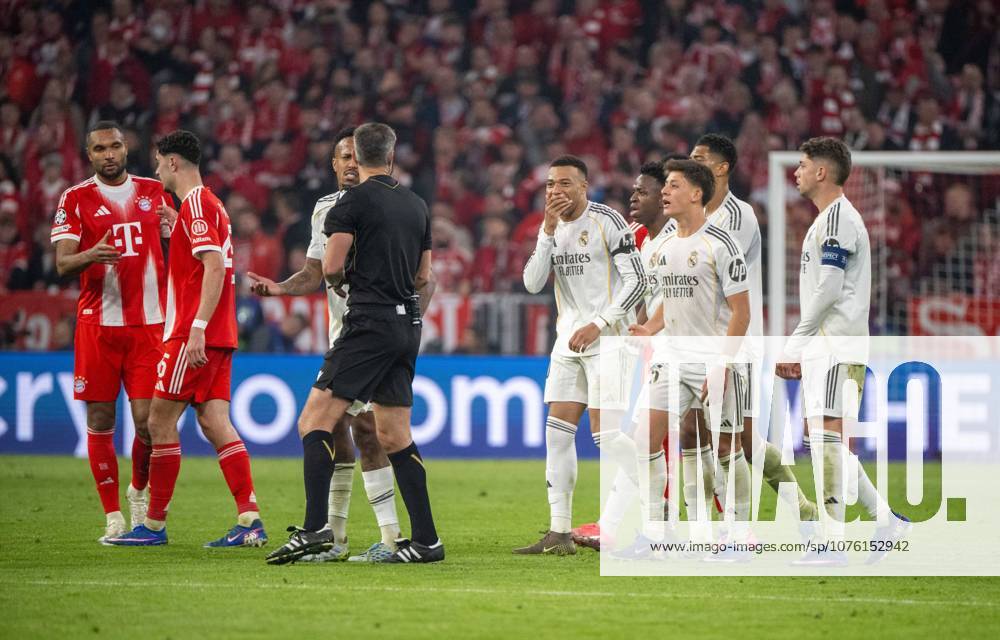 Soccer, Men, 2025 2026 season, Champions League quarter-final, second leg , FC Bayern Munich Real Madrid, Kylian Mbappe M , Real Madrid laughs at referee Slavko Vincic after sending off Eduardo Camavinga not in the picture, Real Madrid, Vinicius Junior Real Madrid , Arda Güler Real Madrid and Federico Valverde Real Madrid are stunned, 15 04 2026,
