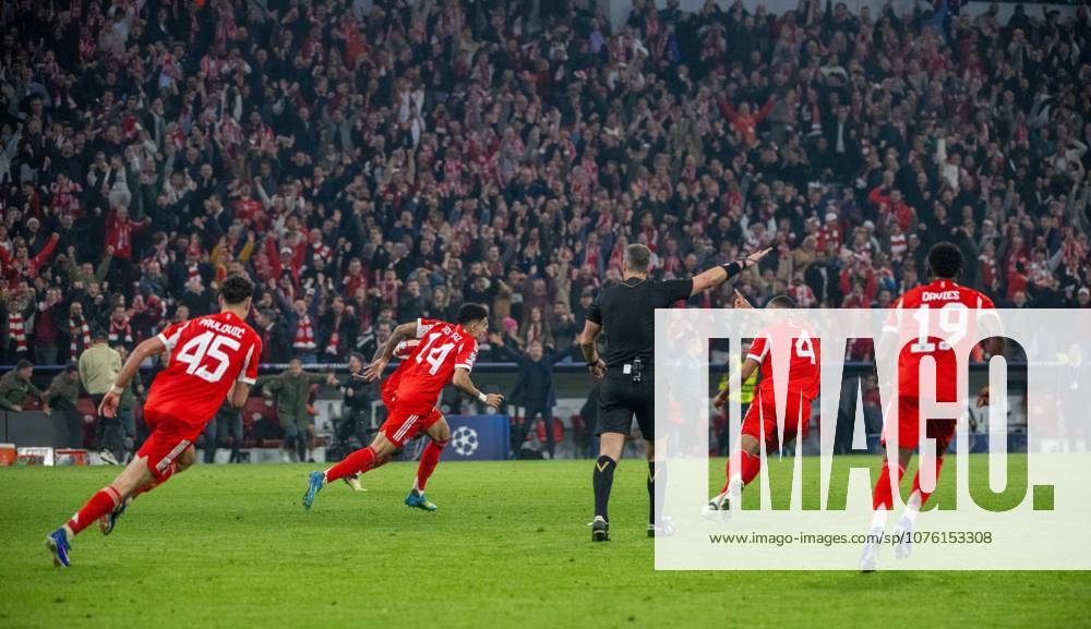 Soccer, Men, Season 2025 2026, Champions League quarter-final, second leg , FC Bayern Munich Real Madrid 4 3 , v l Aleksandar Pavlovic Bayern Munich , Luis Diaz Bayern Munich , Jonathan Tah Bayern Munich , Alphonso Davies Bayern Munich , cheering after scoring 3 3, 15 04 2026,