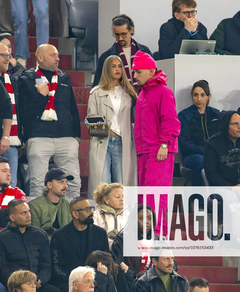 Soccer UEFA Championsleague 2025 2026 quarterfinal second leg, FC Bayern Munich Real Madrid, in the Allianz Arena Munich, Lennart Karl re, FC Bayern Munich on the stands in a glow stick outfit in pink, with his new girlfriend Zoe Käppele on his left next to him