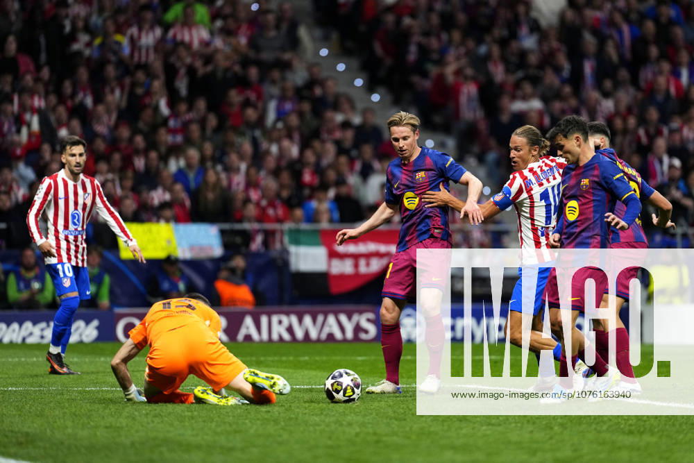 SOCCER-Matchday Round of Quarter-finals of UEFA Champions League match between Atletico de Madrid and FC Barcelona, Barca at Riyadh Air Metropolitano on April 14, 2026. Frenkie de Jong of FC Barcelona during the UEFA Champions League match between Atletico de Madrid and FC Barcelona at Riyadh Air Metropolitano on April 14, 2026. Madrid Madrid Spain
