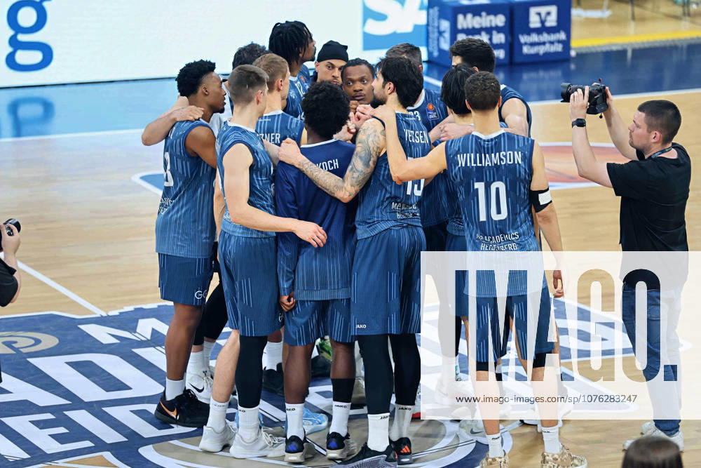 Disappointed on the court , MLP Academics Heidelberg form a team circle at the end after losing the game GER, MLP Academics Heidelberg vs MHP Riesen Ludwigsburg, Basketball, easycredit Basketball Bundesliga, Matchday 30, Season, 2025 2026, 18 04 2026 GER, MLP Academics Heidelberg vs MHP Riesen Ludwigsburg, Basketball, easycredit Basketball Bundesliga, Matchday 30, Season, 2025 2026, 18 04 2026 Heidelberg