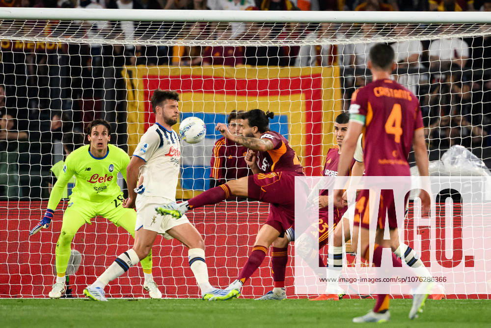 Mario Hermoso of AS Roma scores the goal of 1-1 during the Serie A 2025 2026 football match between AS Roma and Atalanta BC at Stadio Olimpico in Rome (Italy), April 18, 2026. AndreaxStaccioli
