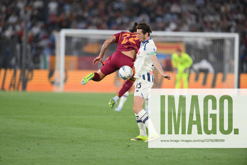CALCIO - Serie A - AS Roma vs Atalanta BC Mario Hermoso of AS Roma under pressure from Marten de Roon of Atalanta BC during the match of 33th day of the Serie A Championship between A.S.Roma and Atalanta BC at the Olimpico Stadium on Apr 18, 2026 in Rome, Italy. during AS Roma vs Atalanta BC, Italian soccer Serie A match in Rome, Italy, April 18 2026 Rome Italy