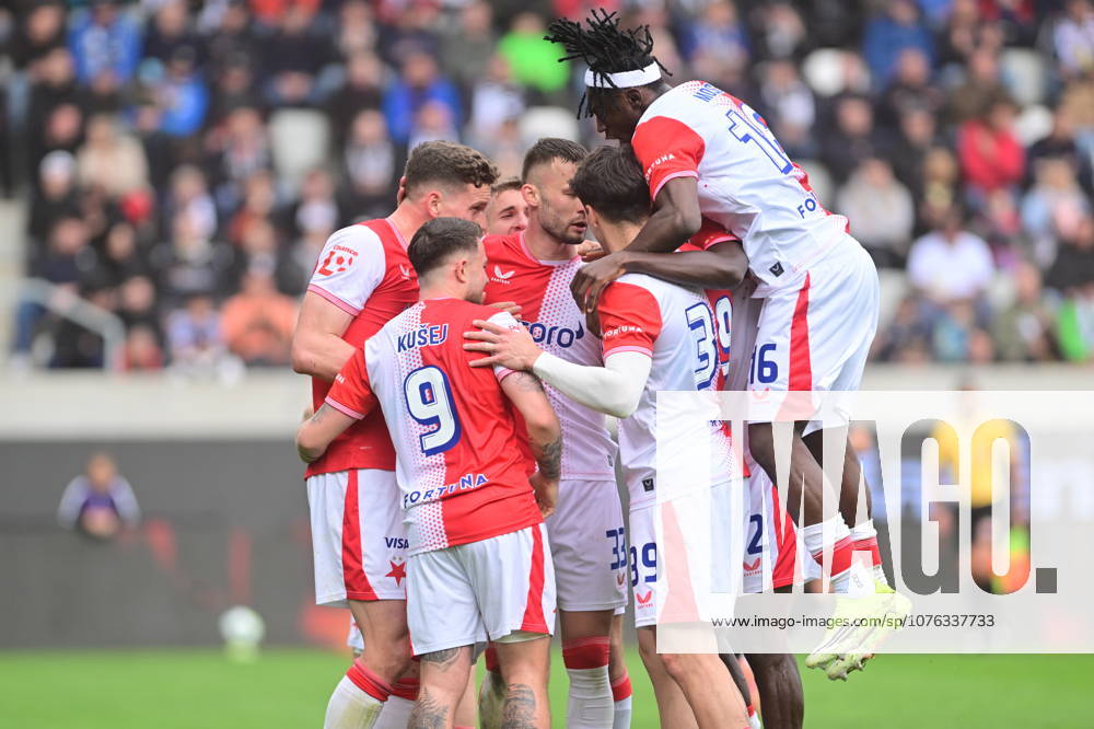Utkani 30. kola prvni fotbalove ligy: FC Hradec Kralove - SK Slavia Praha, 19. dubna 2026, Hradec Kralove. Hraci Slavie se raduji z golu. (CTKxPhoto JosefxVostarek) CTKPhotoP2026041903910 CTKPhotoP2026041903910