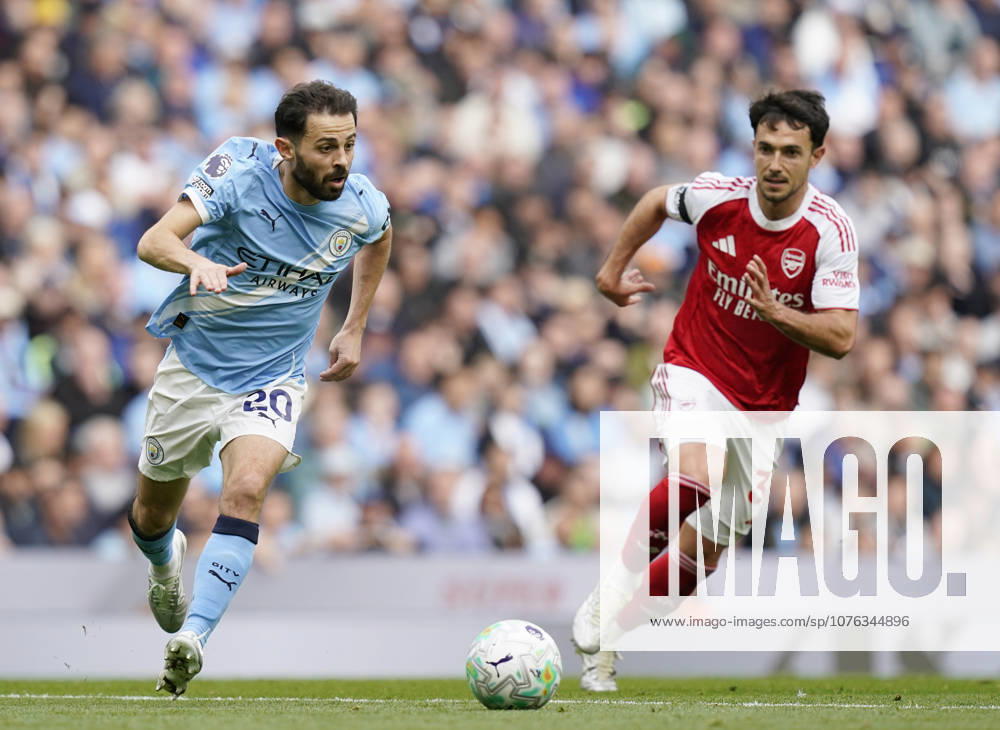 Manchester, England, 19th April 2026. Bernardo Silva of Manchester City (l) and Cristhian Mosquera of Arsenal (r) during the Manchester City vs Arsenal Premier League match at the Etihad Stadium, Manchester. Picture credit should read: Andrew Yates Sportimage . SPI_052_AY_Man_City_Arsenal SPI-4704-0051