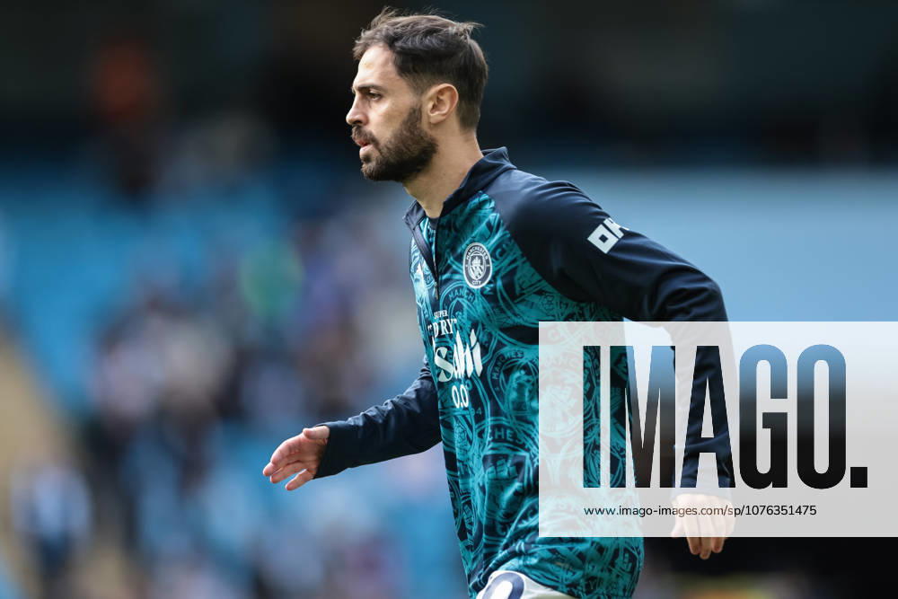 Manchester City v Arsenal - Premier League Bernardo Silva of Manchester City participates in the pregame warmup session during the Premier League match between Manchester City and Arsenal at Etihad Stadium in Manchester, United Kingdom, on April 19, 2026. Manchester Greater Manchester United, ManU Kingdom