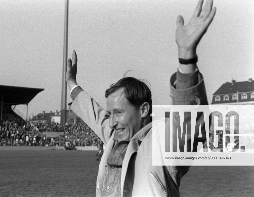 Trainer Rudi Gutendorf (Stuttgart) - Schlußjubel Fußball 1. BL Herren Saison 1965 1966, VfB Stuttgart Einzelbild Stuttgart Begeisterung, Freude,