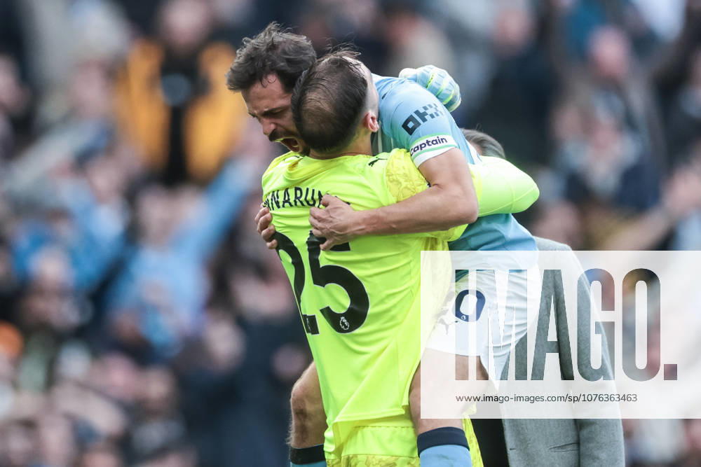 Manchester City v Arsenal - Premier League Bernardo Silva of Manchester City and Manchester City goalkeeper Gianluigi Donnarumma celebrate winning during the Premier League match between Manchester City and Arsenal at Etihad Stadium, Manchester, United Kingdom, on April 19, 2026. Manchester United Kingdom