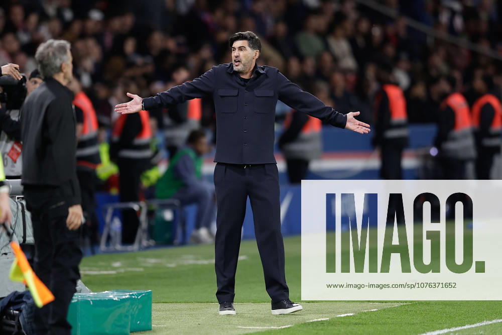 Paris, France 2026 04 19 La Ligue 1 Paris Saint Germain Olympique Lyon, v l , Coach Paulo Fonseca Olympique Lyon , gives instructions, gesticulates, gesticulates with arms gives instructions, gesticulate