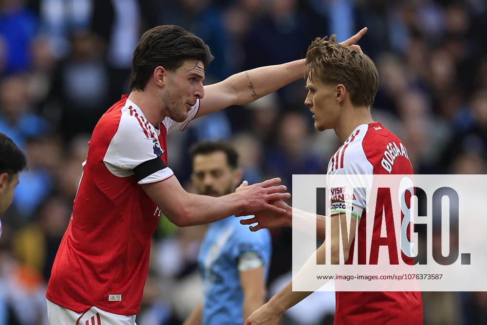 Manchester City v Arsenal, Premier League Declan Rice (41) of Arsenal and Martin Odegaard (8) of Arsenal have a chat during the Premier League match between Manchester City and Arsenal at the Etihad Stadium, Manchester, UK on 19 April 2026. Manchester Etihad Stadium Manchester UK Editorial use only DataCo restrictions apply See www.football-dataco.com ,