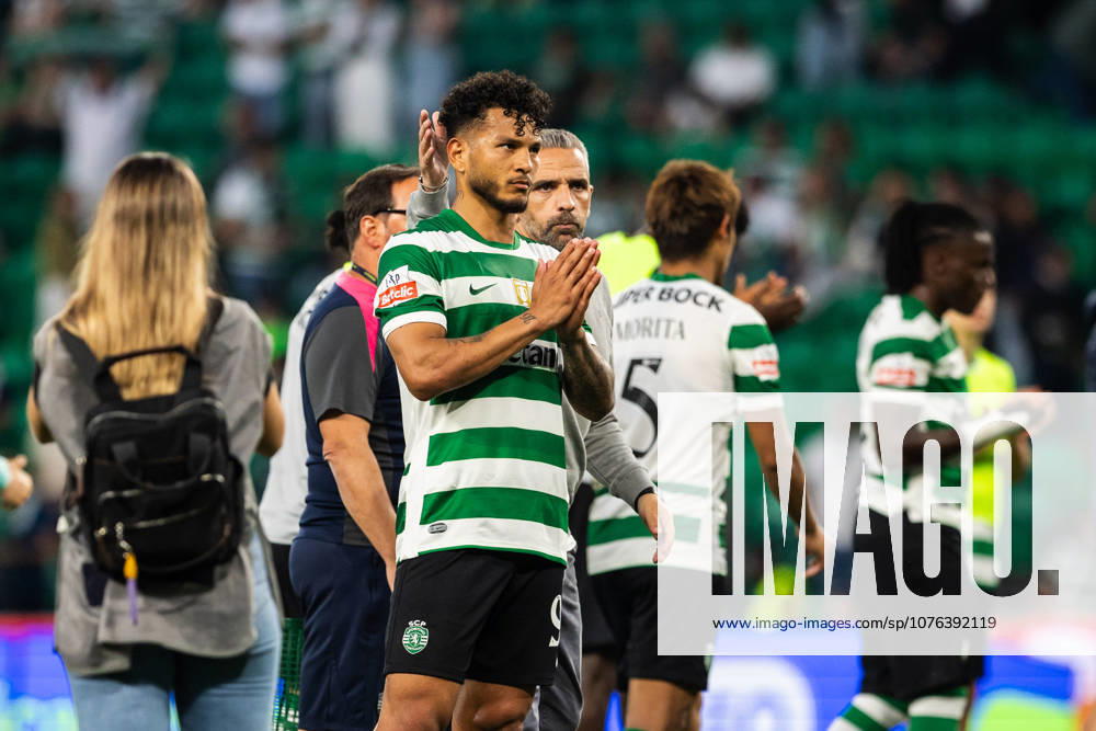 Luis Suarez of Sporting CP apologizes to the fans for the defeat at the end of the Primeira Liga match between Sporting CP and SL Benfica at Estadio Jose Alvalade in Lisbon. Lisbon Portugal - ZUMAs197 20260419_aaa_s197_320