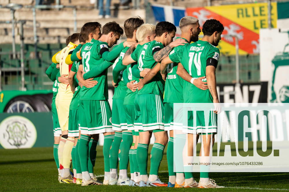 Soccer Regionalliga Suedwest, FC Homburg Eintracht Trier Homburg team before the start of the match with a minute of mourning to commemorate the wife of teammate Markus Mendler Homburg