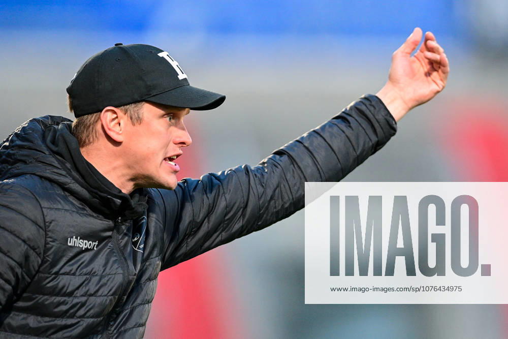 Coach Sven Bender Unterhaching gives instructions, gestures, gesticulates with arms, gives instructions, gesticulate, single image, action, action, 21 04 2026, Unterhaching Germany , Football, Regionalliga Bayern, SpVgg Unterhaching SpVgg Hankofen Hailing