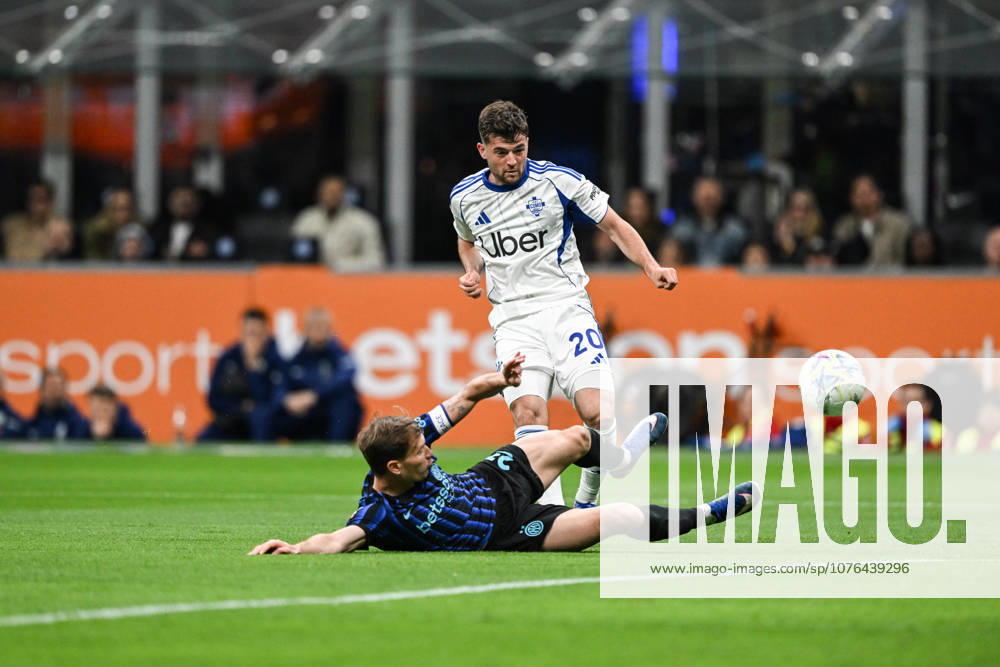 Martin Baturina of Como Calcio in action during the Italian Cup Semi Final second leg match between nter FC and Calcio Como on April 21, 2026 at the Giuseppe Meazza San Siro Siro stadium in Milan, Italy