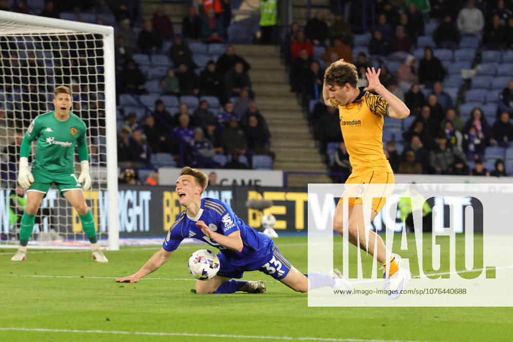 Leicester City v Hull City, EFL Sky Bet Championship Leicester City defender Luke Thomas (33) goes down under pressure from Hull City midfielder Kieran Dowell (26) during the EFL Sky Bet Championship match between Leicester City and Hull City at the King Power Stadium, Leicester, UK on 21 April 2026. Leicester King Power Stadium Leicestershire UK Editorial use only DataCo restrictions apply See www.football-dataco.com ,