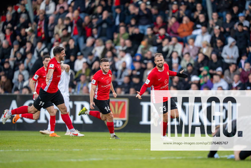 Fabian Eisele SG Sonnenhof Großaspach, 23 celebrates after his goal to 1 0 with Michael Kleinschrodt SG Sonnenhof Großaspach, 11 and Marius Kunde SG Sonnenhof Großaspach, 16 , SG Sonnenhof Großaspach vs SGV Freiberg, Soccer, Regionalliga Suedwest, Matchday 30, 22 04 2026 Aspach Baden Wuerttemberg Germany