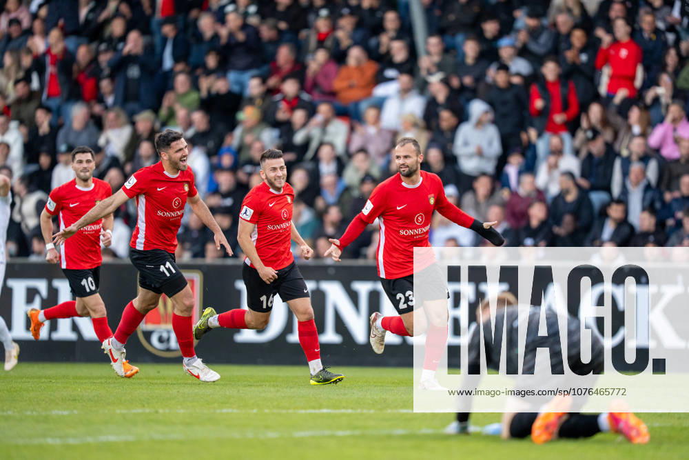 Fabian Eisele SG Sonnenhof Großaspach, 23 celebrates after his goal to 1 0 with Michael Kleinschrodt SG Sonnenhof Großaspach, 11 and Marius Kunde SG Sonnenhof Großaspach, 16 , SG Sonnenhof Großaspach vs SGV Freiberg, Soccer, Regionalliga Suedwest, Matchday 30, 22 04 2026 Aspach Baden Wuerttemberg Germany