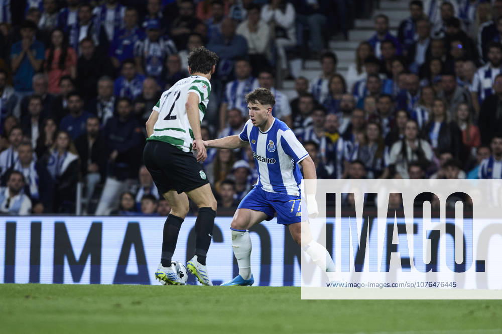FC Porto v Sporting Clube de Portugal - Taca de Portugal PORTO, PORTUGAL - APRIL 22: Oskar Pietuszewski of FC Porto competes for the ball with Eduardo Quaresma of Sporting CP during Taca de Portugal Semifinals match between FC Porto and Sporting Clube de Portugal at Estadio do Dragao on April 22, 2026 in Porto, Portugal. (This image is for editorial use only) (Photo by Diego Simon Photo Players Images Magara press) Porto Estadio do Dragao Portugal