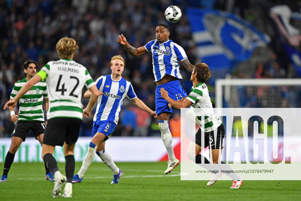 22nd April 2026; Dragao Stadium, Porto, Portugal; Taca de Portugal, FC Porto versus Sporting Lisboa; Pablo Rosario of FC Porto battles for possession ball with Hidemasa Morita of Sporting Lisboa DanielxCastro DiaEsportivo