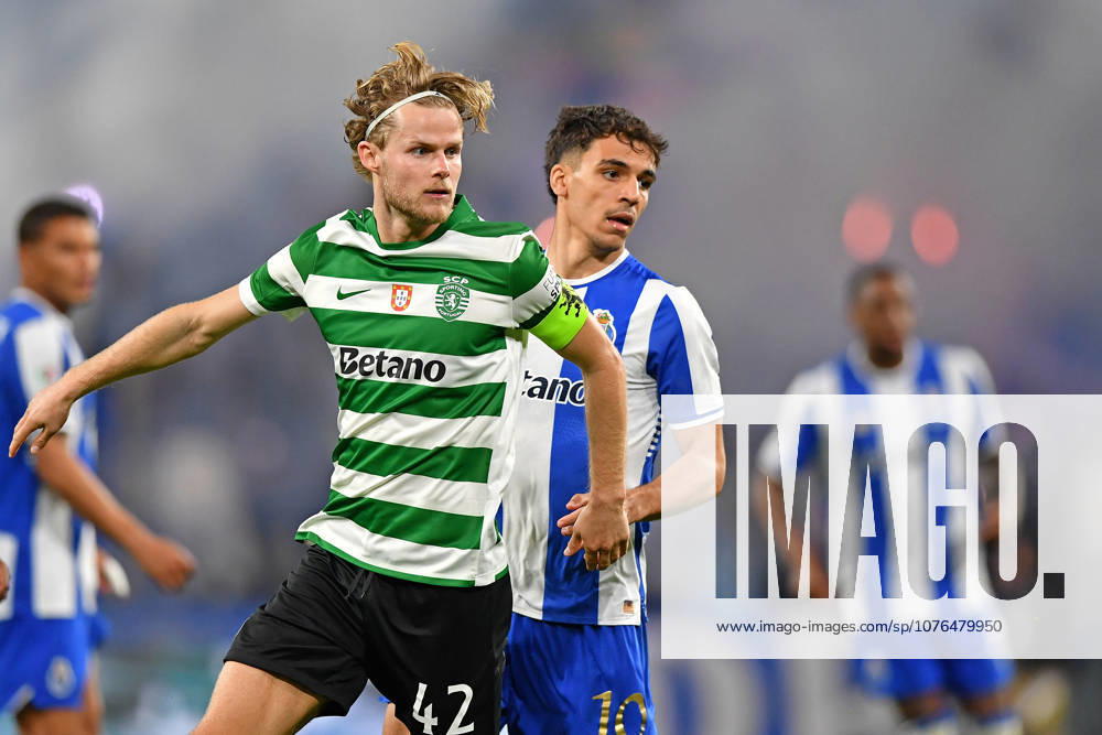 22nd April 2026; Dragao Stadium, Porto, Portugal; Taca de Portugal, FC Porto versus Sporting Lisboa; Gabri Veiga of FC Porto and Morten Hjulmand of Sporting Lisboa DanielxCastro DiaEsportivo