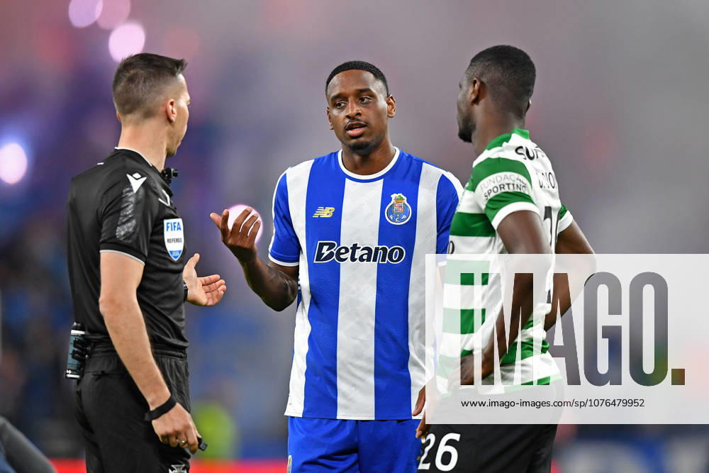 22nd April 2026; Dragao Stadium, Porto, Portugal; Taca de Portugal, FC Porto versus Sporting Lisboa; Pablo Rosario of FC Porto and Ousmane Diomande of Sporting Lisboa complaint to the FIFA referee Miguel Nogueira DanielxCastro DiaEsportivo