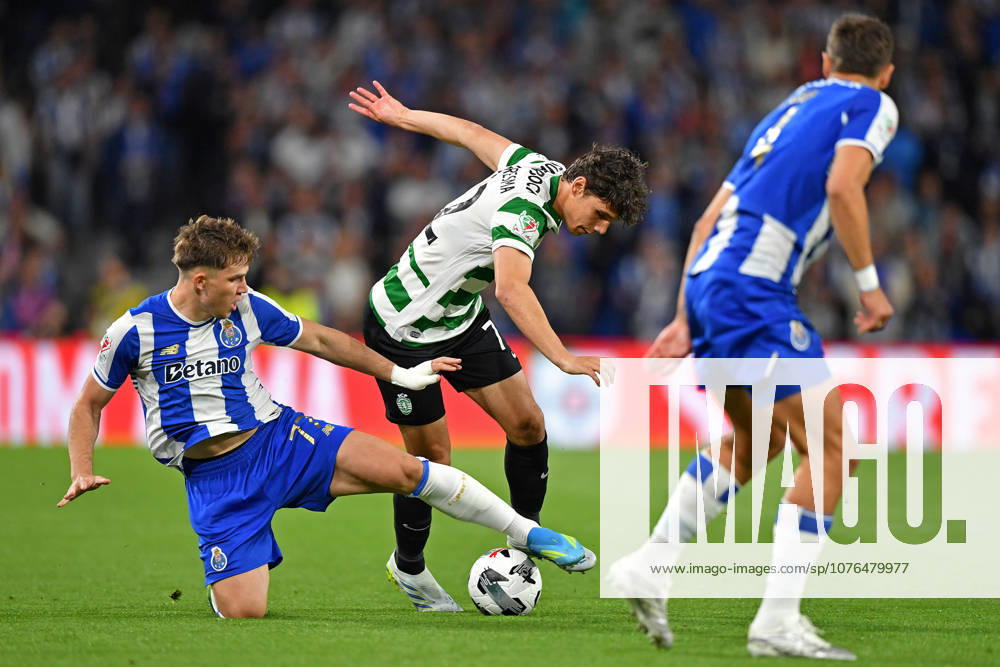 22nd April 2026; Dragao Stadium, Porto, Portugal; Taca de Portugal, FC Porto versus Sporting Lisboa; Oskar Pietuszewski of FC Porto battles for possession ball with Joao Virg& xed;nia of Sporting Lisboa DanielxCastro DiaEsportivo